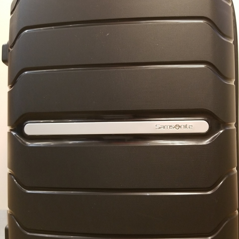 Samsonite carry on luggage 21" spinner
